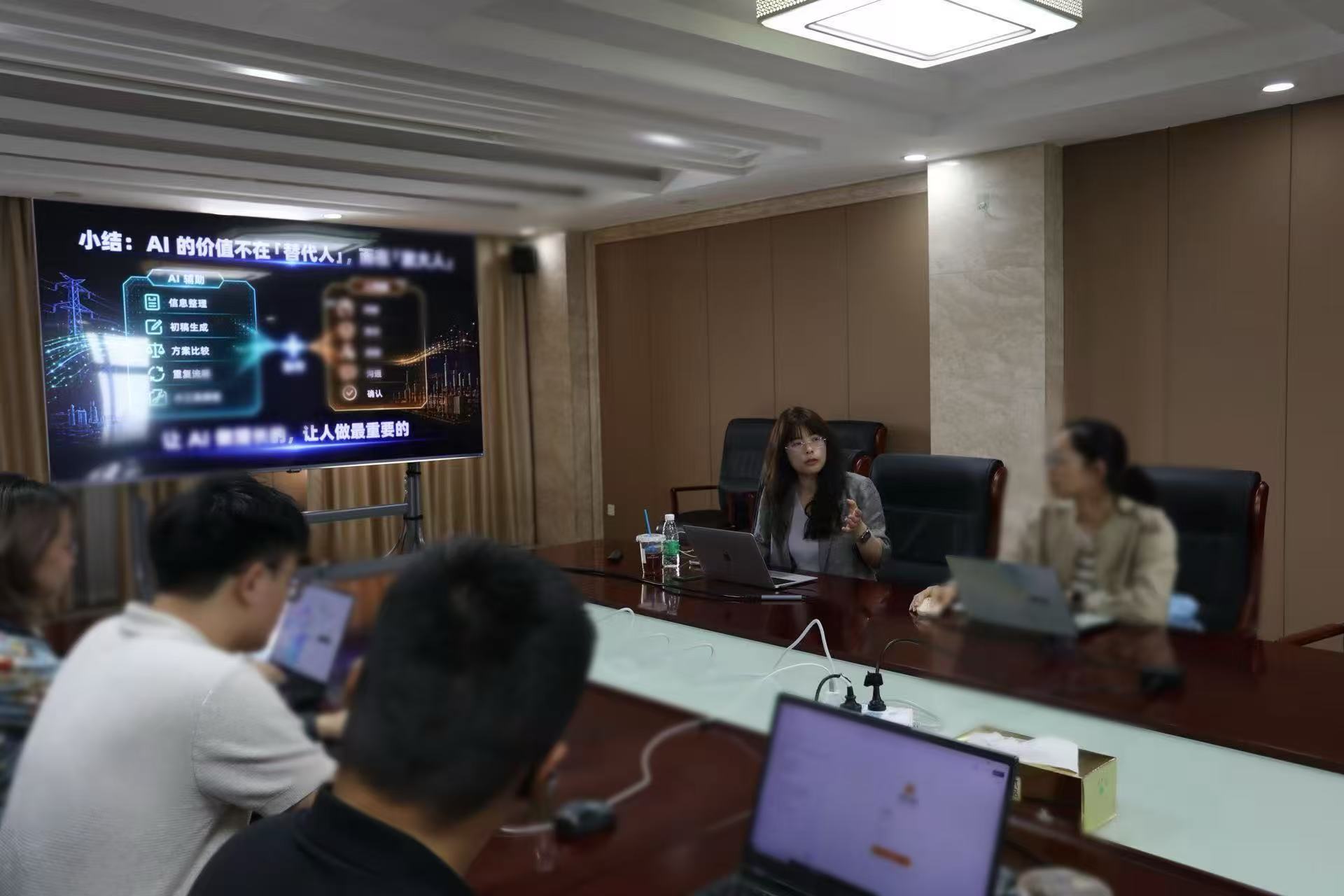 企业会议室内的 AI 专题培训与工具实操现场