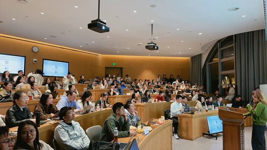 浙江大学教室内的 AI 主题分享现场